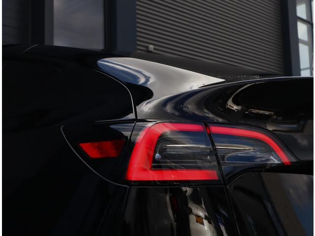Tesla Model Y Long Range AWD 75 kWh | 94.4% SOH | Pano | Autopilot | Leer | Stoel, Stuur en Achterbank verwarmd