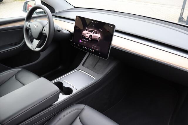 Tesla Model Y Long Range AWD 75 kWh Enhanced Autopilot/Nederlandse auto/Afneembare trekhaak/Stoelverwarming/Stuurverwarming/Achteruitrijcamera/Parkeersensoren rondom/Lederen bekleding