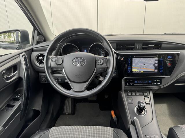 Toyota AURIS Touring Sports 1.8 Hybrid Executive / Navigatie /stoelverwarming / Climate Control / Achteruitrijcamera / Cruise Control / Trekhaak / zomer + Winterbanden