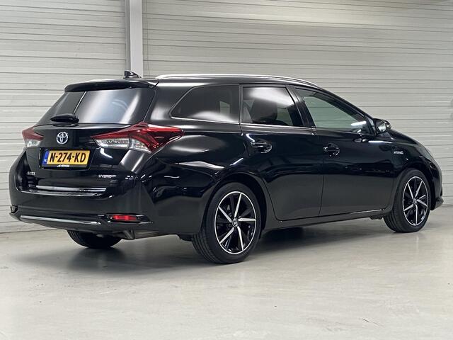 Toyota AURIS Touring Sports 1.8 Hybrid Executive / Navigatie / Stoelverwarming / Cruise Control / Camera / Bluetooth / 17 Inch Lichtmetalen Velgen / Fabrieksgarantie t/m 04-2027 /