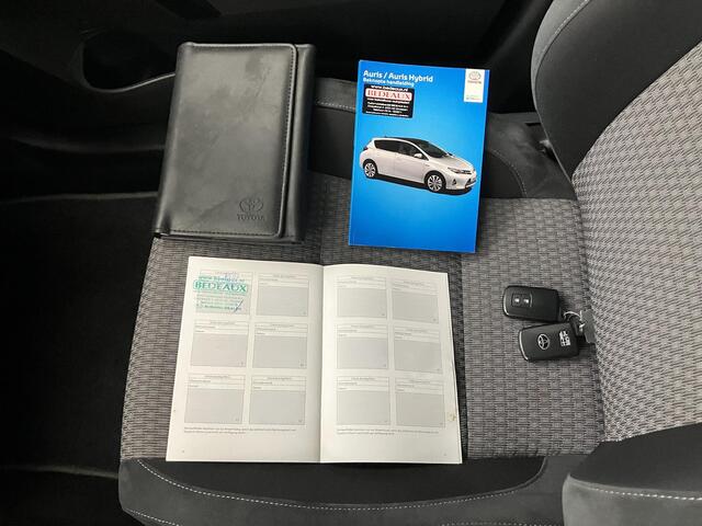 Toyota AURIS Touring Sports 1.8 Hybrid Executive / Navigatie / Stoelverwarming / Cruise Control / Camera / Bluetooth / 17 Inch Lichtmetalen Velgen / Fabrieksgarantie t/m 04-2027 /