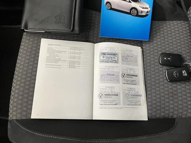 Toyota AURIS Touring Sports 1.8 Hybrid Executive / Navigatie / Stoelverwarming / Cruise Control / Camera / Bluetooth / 17 Inch Lichtmetalen Velgen / Fabrieksgarantie t/m 04-2027 /