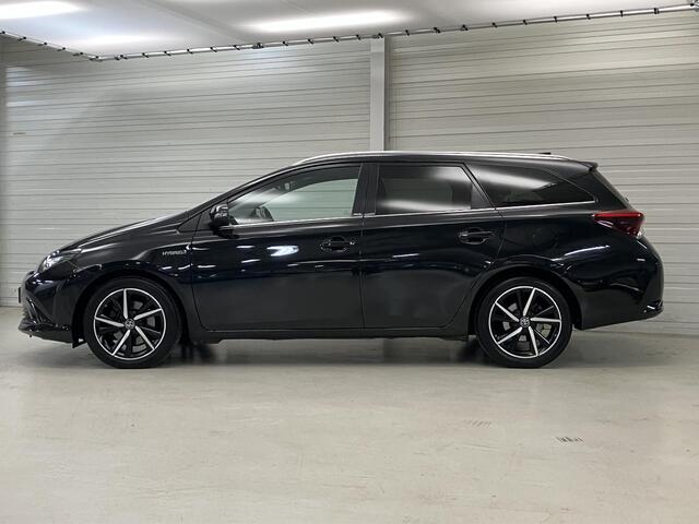 Toyota AURIS Touring Sports 1.8 Hybrid Executive / Navigatie / Stoelverwarming / Cruise Control / Camera / Bluetooth / 17 Inch Lichtmetalen Velgen / Fabrieksgarantie t/m 04-2027 /