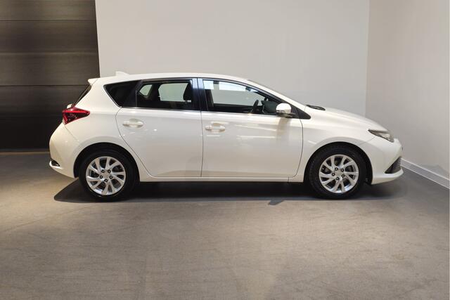 Toyota AURIS 1.8 Hybrid Dynamic - Navigatie - Achteruitrijcamera - Cruise - Climate control