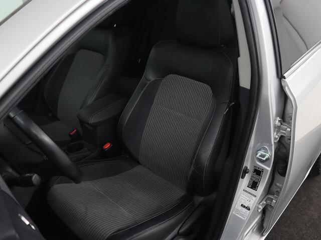 Toyota AURIS 1.8 Hybrid Executive | Stoelverwarming | Trekhaak | Leder/Alcantara | Navigatie | Full LED | Park Assist | Climate control | Cruise control | Keyless | Regensensor