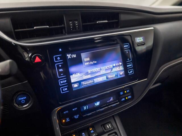 Toyota AURIS 1.8 Hybrid Sport Automaat (NAVIGATIE, CLIMATE, CAMERA, STOELVERWARMING, GETINT GLAS, SPORTSTOELEN, CRUISE, KEYLESS, TREKHAAK, NIEUWSTAAT)