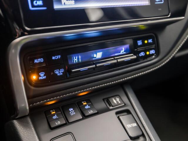 Toyota AURIS 1.8 Hybrid Sport Automaat (NAVIGATIE, CLIMATE, CAMERA, STOELVERWARMING, GETINT GLAS, SPORTSTOELEN, CRUISE, KEYLESS, TREKHAAK, NIEUWSTAAT)