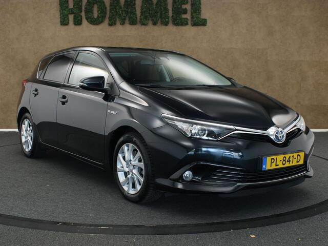 Toyota AURIS 1.8 Hybrid Dynamic - ORIGINEEL NEDERLANDSE AUTO - 13 POLIGE VASTE TREKHAAK - TREKGEWICHT 385 KG - NAVIGATIE - VOLLEDIGE ONDERHOUDSHISTORIE AANWEZIG - CONTINENTAL 4 SEIZOENENBANDEN - LICHT/ REGENSENSOR - DAB AUDIO - AUTO VERKEERT IN EEN FRAAIE STAAT