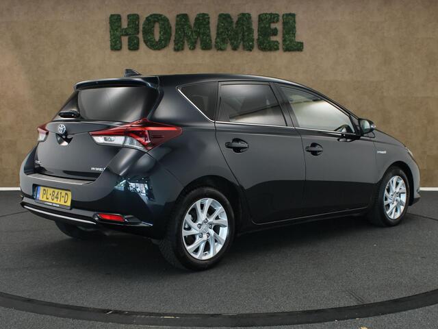 Toyota AURIS 1.8 Hybrid Dynamic - ORIGINEEL NEDERLANDSE AUTO - 13 POLIGE VASTE TREKHAAK - TREKGEWICHT 385 KG - NAVIGATIE - VOLLEDIGE ONDERHOUDSHISTORIE AANWEZIG - CONTINENTAL 4 SEIZOENENBANDEN - LICHT/ REGENSENSOR - DAB AUDIO - AUTO VERKEERT IN EEN FRAAIE STAAT