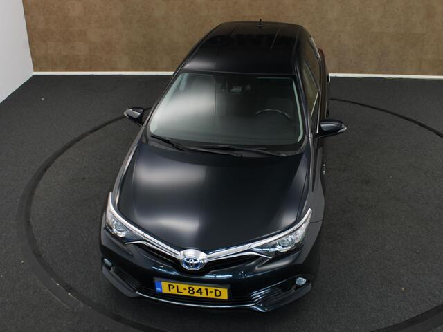 Toyota AURIS 1.8 Hybrid Dynamic - ORIGINEEL NEDERLANDSE AUTO - 13 POLIGE VASTE TREKHAAK - TREKGEWICHT 385 KG - NAVIGATIE - VOLLEDIGE ONDERHOUDSHISTORIE AANWEZIG - CONTINENTAL 4 SEIZOENENBANDEN - LICHT/ REGENSENSOR - DAB AUDIO - AUTO VERKEERT IN EEN FRAAIE STAAT