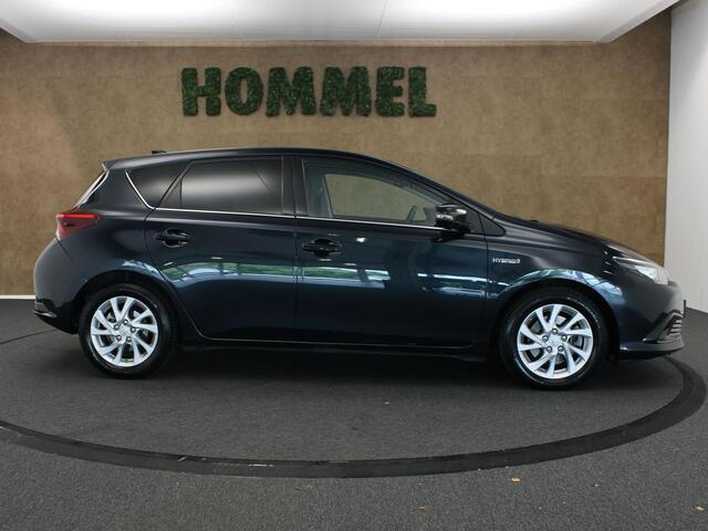 Toyota AURIS 1.8 Hybrid Dynamic - ORIGINEEL NEDERLANDSE AUTO - 13 POLIGE VASTE TREKHAAK - TREKGEWICHT 385 KG - NAVIGATIE - VOLLEDIGE ONDERHOUDSHISTORIE AANWEZIG - CONTINENTAL 4 SEIZOENENBANDEN - LICHT/ REGENSENSOR - DAB AUDIO - AUTO VERKEERT IN EEN FRAAIE STAAT