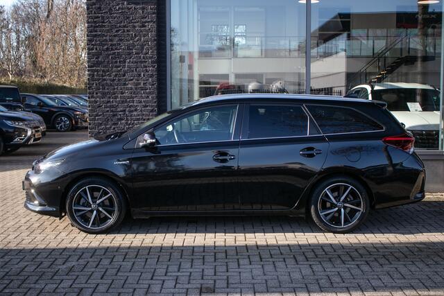 Toyota AURIS Touring Sports 1.8 Hybrid Dynamic Ultimate aanvullen
