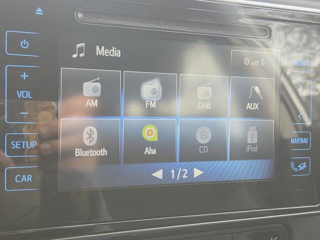 Toyota AURIS Touring Sports 1.8 Hybrid Aspiration / Achteruitrijcamera / Trekhaak / All Season Banden / Navigatie / Lichtmetalen Velgen / Cruise Control / Climate Control /