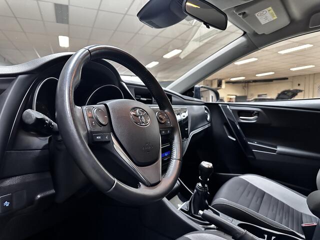 Toyota AURIS Touring Sports 1.2T Aspiration/ LED Dagrijverl./ Trekhaak/ Camera/ Clima/ Navi/ Cruise/ Bluetooth/ Elek.Pakket/ Isofix/ C.V.Afstand/ Metallic Lak.