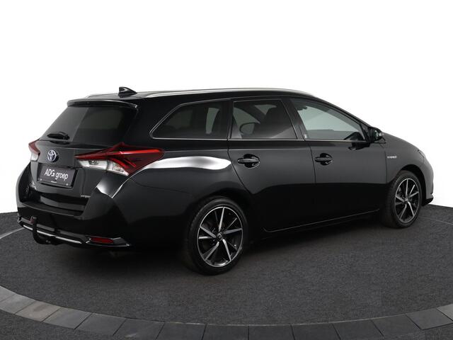 Toyota AURIS 1.8 Hybrid Executive | Trekhaak | Parkeersensoren | Stoelverwarming | Cruise-Control | Panorama Dak |