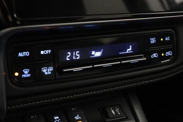 Toyota AURIS 1.8 Hybrid Executive | Trekhaak | Parkeersensoren | Stoelverwarming | Cruise-Control | Panorama Dak |