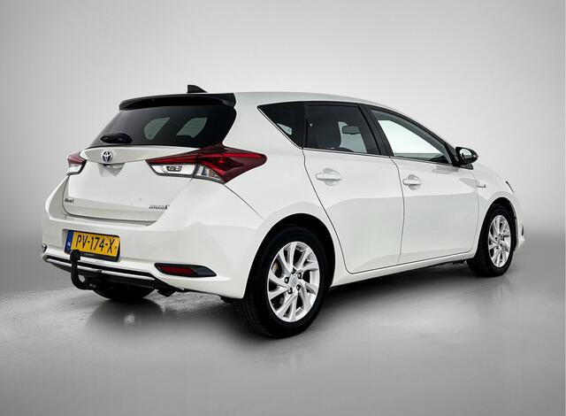 Toyota AURIS 1.8 Hybrid Black Edition | Trekhaak | NL auto | Achteruitrijcamera | Onderweg-naar-dealer
