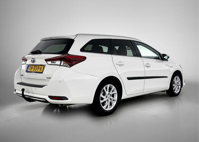 Toyota AURIS Touring Sports 1.8 Hybrid Executive | Panoramadak | Parkeersensoren voor+achter met assistent | Stoelverwarming | Trekhaak | Navigatie | Climate Control |