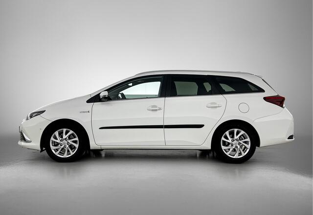 Toyota AURIS Touring Sports 1.8 Hybrid Executive | Panoramadak | Parkeersensoren voor+achter met assistent | Stoelverwarming | Trekhaak | Navigatie | Climate Control |
