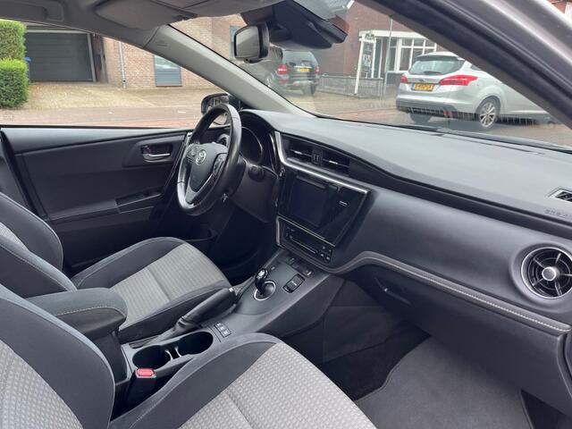 Toyota AURIS 1.8 HYBRID DYNAMIC AUTOMAAT / CAMERA / CRUISE CTR. / AIRCO-ECC / ELEK. RAMEN / 17'' LM-VELGEN