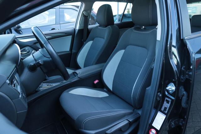 Toyota AVENSIS Touring Sports 1.8 VVT-i SkyView Edition, Panodak, Trekhaak, NAVI