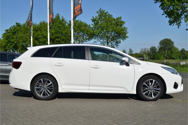 Toyota AVENSIS Touring Sports 1.8 VVT-i Dynamic Keyless | a.Camera | Stoelverwarming | Navi | Cruise | Climate | DAB | Trekhaak | Getint glas | LMV