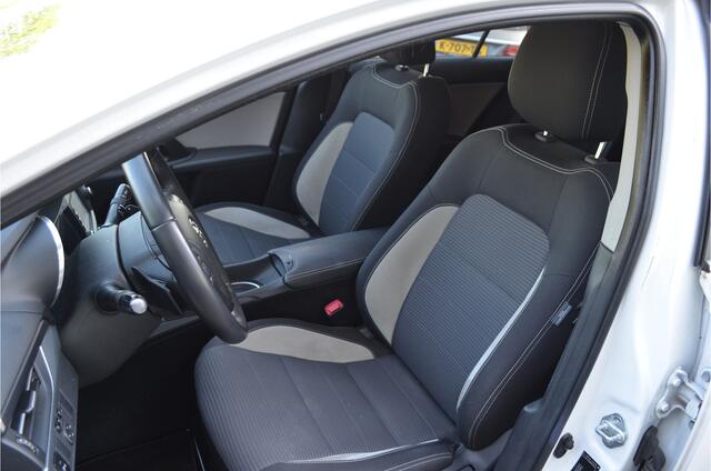 Toyota AVENSIS Touring Sports 1.8 VVT-i Dynamic Keyless | a.Camera | Stoelverwarming | Navi | Cruise | Climate | DAB | Trekhaak | Getint glas | LMV