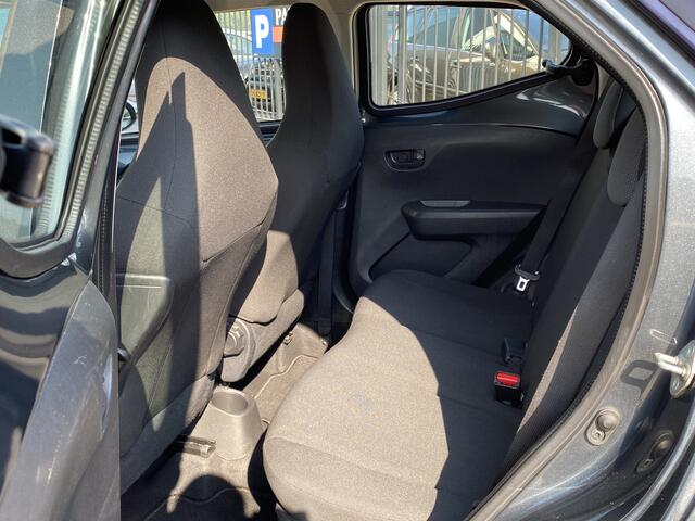 Toyota AYGO 1.0 VVT-i x-fun 5-DEURS, AIRCO, CRUISE CONTROL, BLUETOOTH-RADIO-USB-AUX, ELEK-RAMEN, ISOFIX, AIRBAGS, LED VERLICHTING, CENT-VERGRENDELING, 116.164 KM NAP, 1E EIGENAAR, WEGENBELASTING MAAR ¤ 23,- P/M