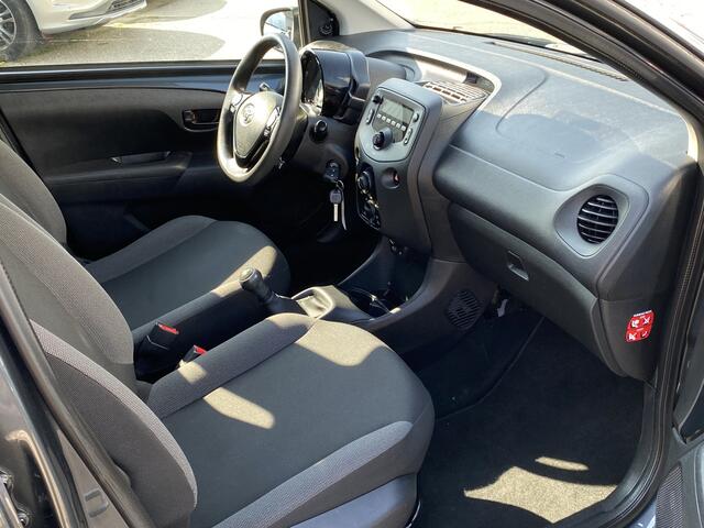 Toyota AYGO 1.0 VVT-i x-fun 5-DEURS, AIRCO, CRUISE CONTROL, BLUETOOTH-RADIO-USB-AUX, ELEK-RAMEN, ISOFIX, AIRBAGS, LED VERLICHTING, CENT-VERGRENDELING, 116.164 KM NAP, 1E EIGENAAR, WEGENBELASTING MAAR ¤ 23,- P/M