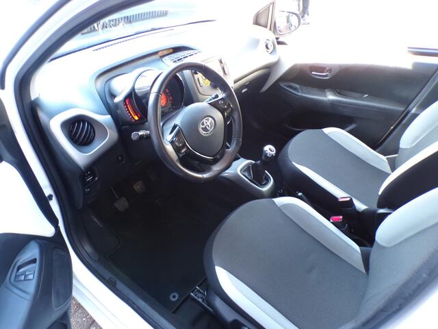 Toyota AYGO 1.0 VVT-i 5-Drs Red Edition AIRCO,DEALER ONDERHOUDEN!