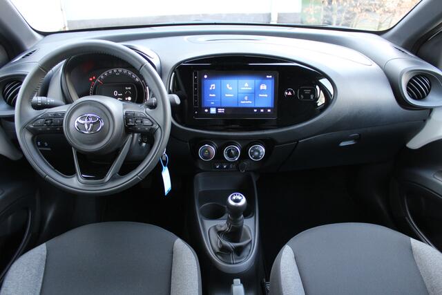 Toyota AYGO X 1.0 VVT-i MT Play | Achteruitrijcamera | Cruise controle | Lane assist | Apple CarPlay/Android Auto | Airco | DAB+ | Automatisch grootlicht | Zwarte hemelbekleding |