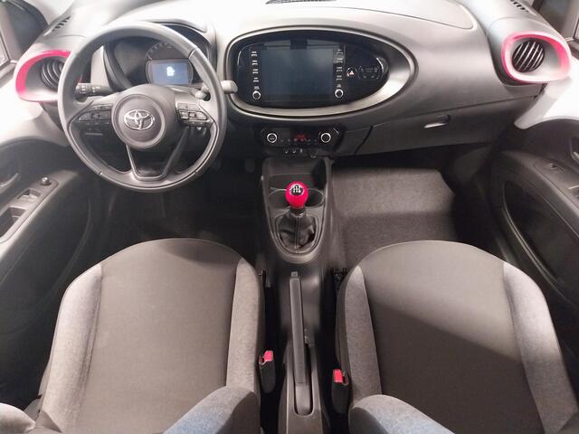 Toyota AYGO X 1.0 VVT-i MT First + Corel Red Pack | Apple Carplay & AndroidAUTO | Camera | Lichtmetalen velgen | Privacy Glass |