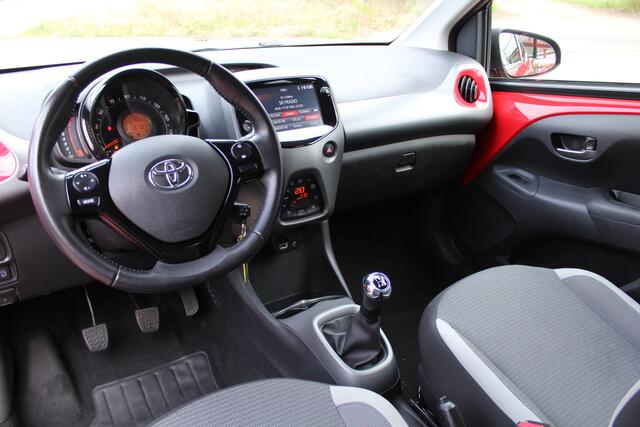 Toyota AYGO 1.0 VVT-i 5-deurs x-Joy | Rijklaar | Stoelverwarming | Clima | Apple/Android | LM-velgen | Dealer onderhouden