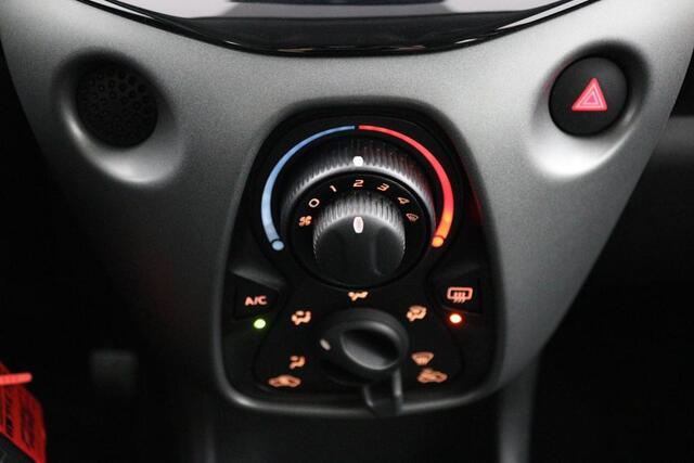 Toyota AYGO 1.0 VVT-i x-play | Automaat | Airco | Groot scherm met parkeercamera | Bleutooth |