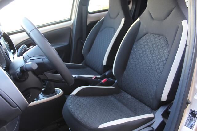 Toyota AYGO X 1.0 VVT-i MT Envy Special | Rijklaar | Keyless | Sensoren v+a | Stoelverw. | Clima | Navi | Camera | Adaptive cruise