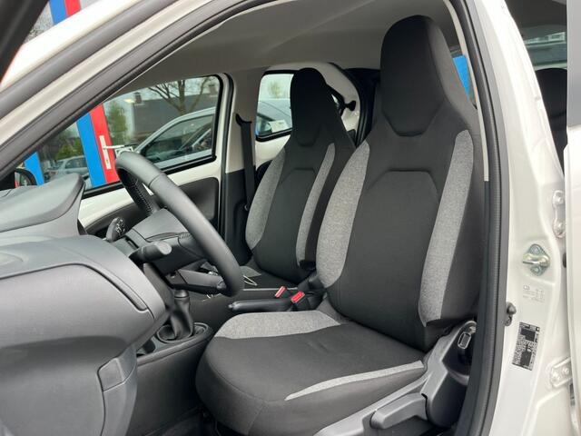 Toyota AYGO 1.0 VVT-I Play Navi Carplay Camera Led 5-Deurs Airco
