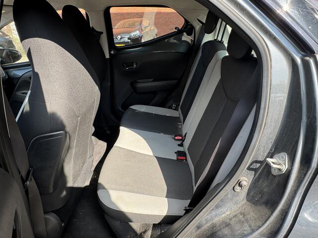 Toyota AYGO 1.0 VVT-i x-play // NAVI // AIRCO // CAMERA // PARKEER SENSOREN // BLUETOOTH // ELK. RAMEN