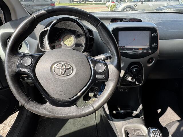 Toyota AYGO 1.0 VVT-i x-play // NAVI // AIRCO // CAMERA // PARKEER SENSOREN // BLUETOOTH // ELK. RAMEN