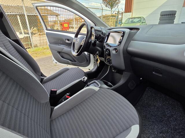 Toyota AYGO 1.0 VVT-i x-play, Camera! Carplay! Trekhaak! Zondag OPEN!