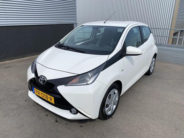 Toyota AYGO 1.0 VVT-i x-play | Airconditioning | Achteruitrij camera | Bluetooth telefoonvoorbereiding | Centrale deurvergrendeling met afstandsbediening |