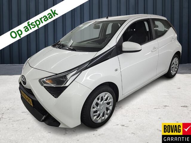 Toyota AYGO 1.0 VVT-i x-play (73 PK) 2e-Eig. & Dealer-Onderh. BOVAG-Garantie. NL-Auto. Navigatie/Apple-Carplay/Android-Auto, Achteruitrijcamera, Airco, Privacy-Glas