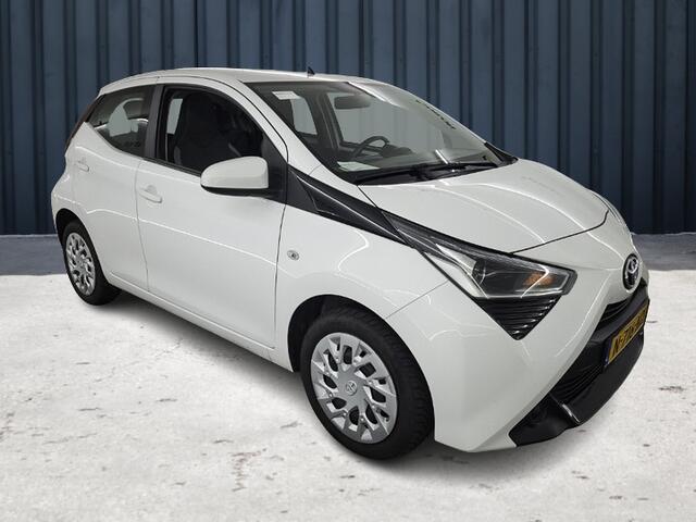 Toyota AYGO 1.0 VVT-i x-play (73 PK) 2e-Eig. & Dealer-Onderh. BOVAG-Garantie. NL-Auto. Navigatie/Apple-Carplay/Android-Auto, Achteruitrijcamera, Airco, Privacy-Glas