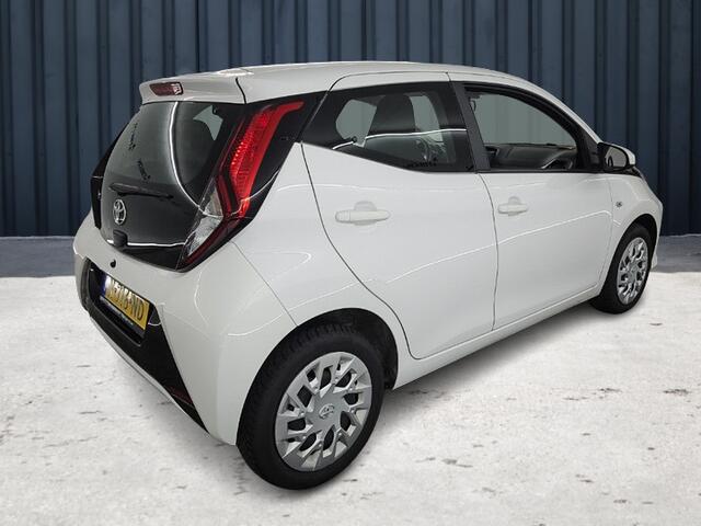 Toyota AYGO 1.0 VVT-i x-play (73 PK) 2e-Eig. & Dealer-Onderh. BOVAG-Garantie. NL-Auto. Navigatie/Apple-Carplay/Android-Auto, Achteruitrijcamera, Airco, Privacy-Glas