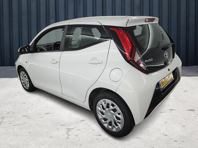 Toyota AYGO 1.0 VVT-i x-play (73 PK) 2e-Eig. & Dealer-Onderh. BOVAG-Garantie. NL-Auto. Navigatie/Apple-Carplay/Android-Auto, Achteruitrijcamera, Airco, Privacy-Glas