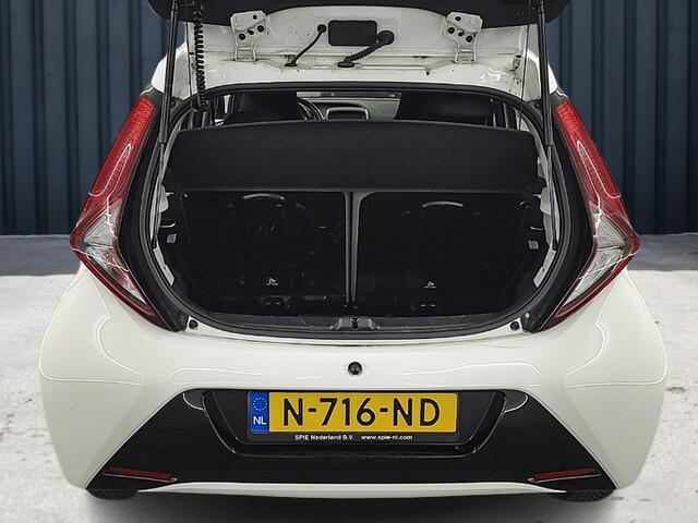 Toyota AYGO 1.0 VVT-i x-play (73 PK) 2e-Eig. & Dealer-Onderh. BOVAG-Garantie. NL-Auto. Navigatie/Apple-Carplay/Android-Auto, Achteruitrijcamera, Airco, Privacy-Glas