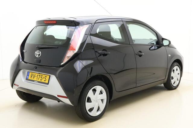 Toyota AYGO 1.0 VVT-i x-play | Achteruitrijcamera | Groot scherm | Airconditioning | Apple Carplay/Android Auto