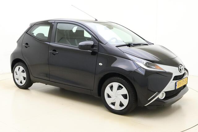 Toyota AYGO 1.0 VVT-i x-play | Achteruitrijcamera | Groot scherm | Airconditioning | Apple Carplay/Android Auto