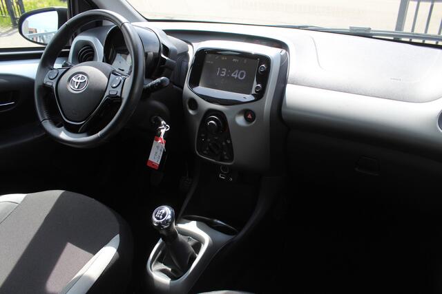 Toyota AYGO 1.0 VVT-i x-play Airco/Achteruitrijcamera/Apple carplay/Bluetooth/Toerenteller/Multifunctioneel stuurwiel/Elektrische ramen/Elektrisch verstelbare spiegels.