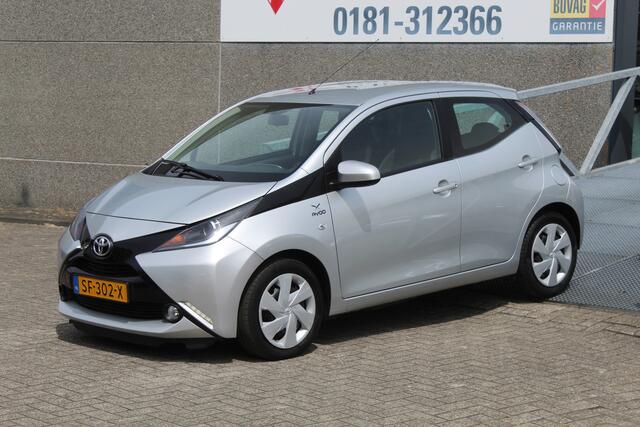 Toyota AYGO 1.0 VVT-i x-play Airco/Achteruitrijcamera/Apple carplay/Bluetooth/Toerenteller/Multifunctioneel stuurwiel/Elektrische ramen/Elektrisch verstelbare spiegels.