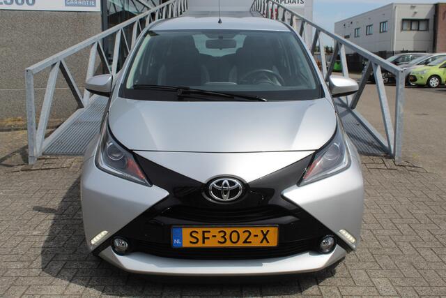 Toyota AYGO 1.0 VVT-i x-play Airco/Achteruitrijcamera/Apple carplay/Bluetooth/Toerenteller/Multifunctioneel stuurwiel/Elektrische ramen/Elektrisch verstelbare spiegels.